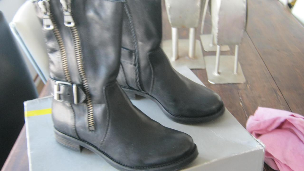 NIEUW LAARZEN MAAT 37  VOOR 50 EURO