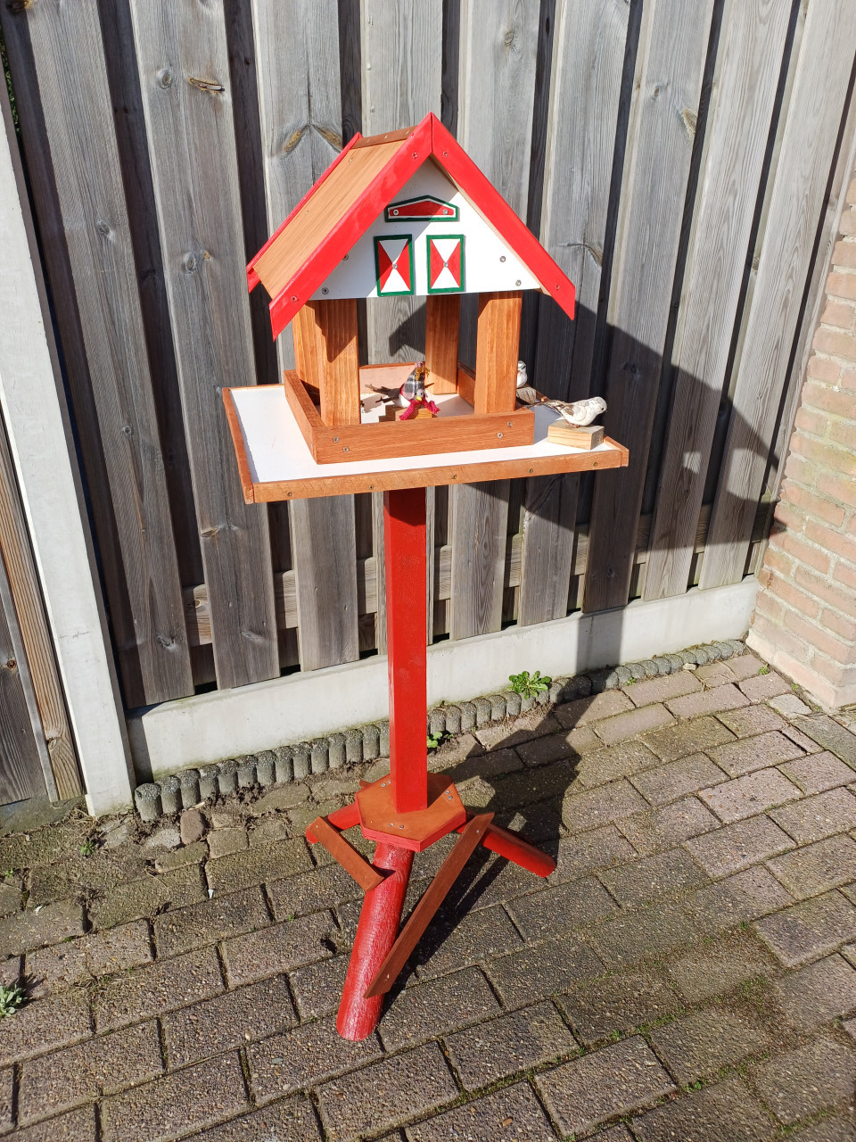 De Leukste Vogelhuisjes , Nestkastjes en voederplateaux zie foto's