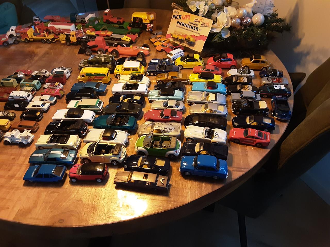 110 modelauto  bieden vanaf  200 euro voor alles