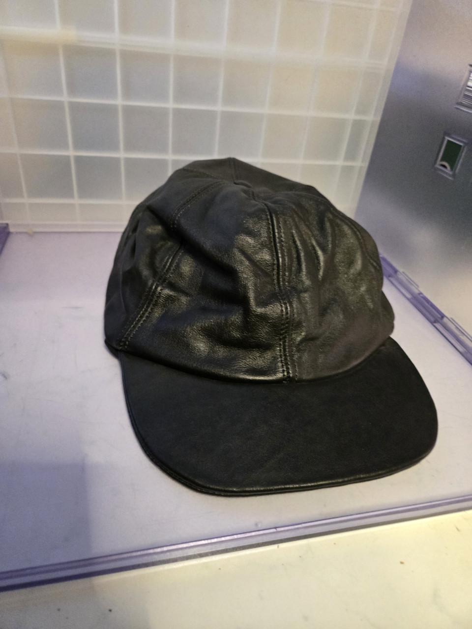 Zwarte leren baseballpet. Verstelbaar.