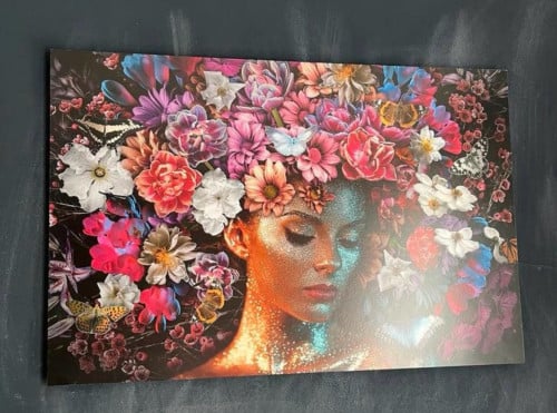 Scholderij met vrouw en bloemen