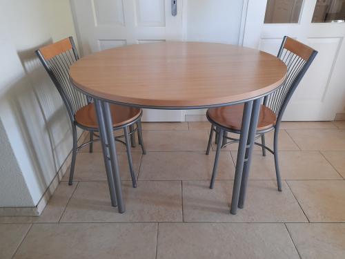 Mooie ronde tafel  110 doorsnede (in goede nette staat )