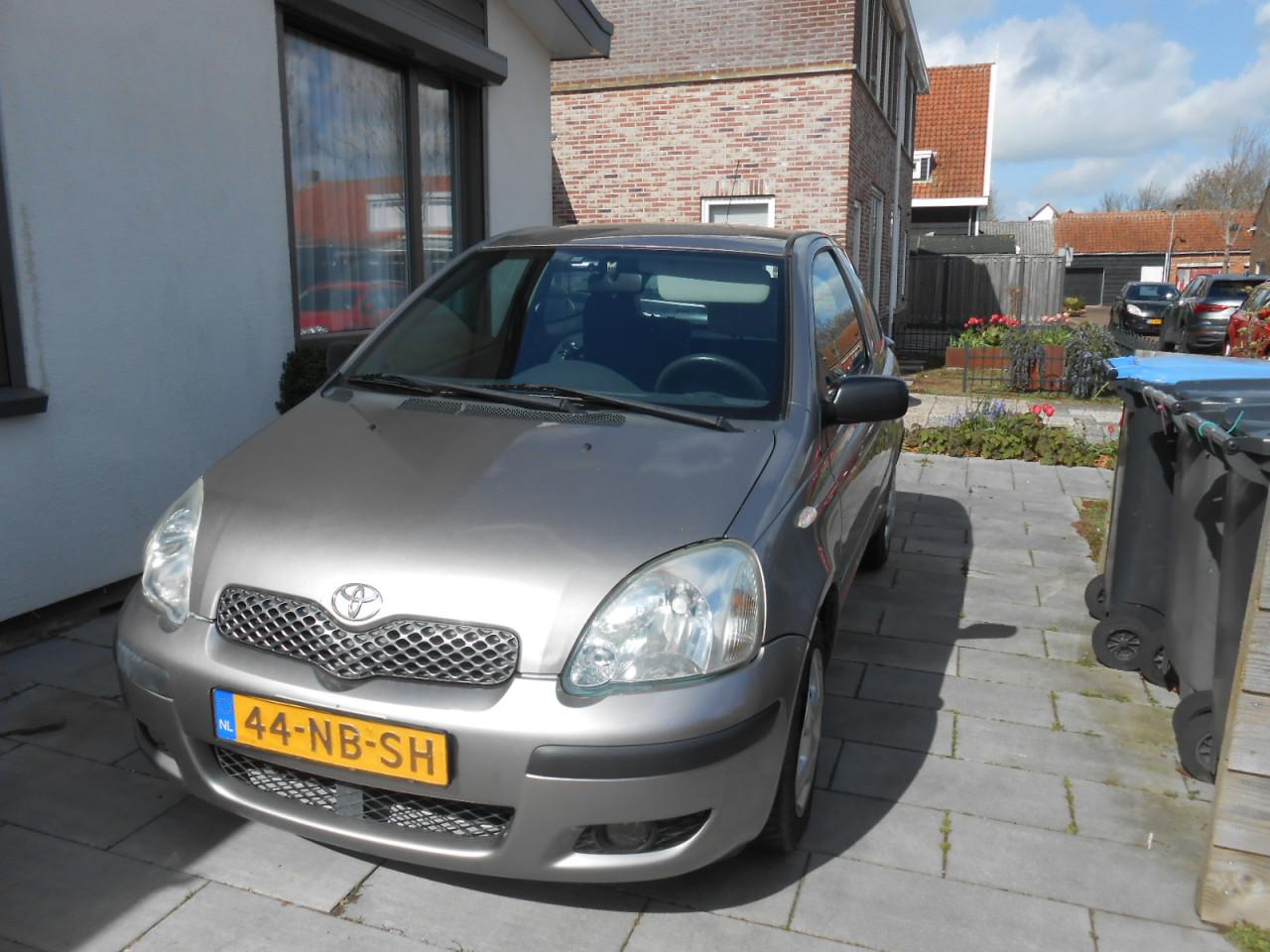 Toyoto Yaris VVT-i Luna uit 2003. APK tot 29-3-2027. Van particulier