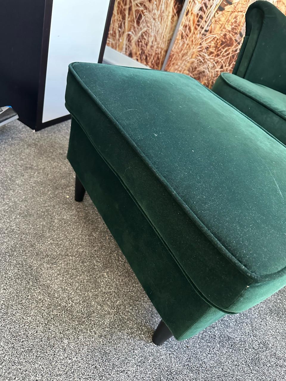 Groene oorfauteuil Strandmon Ikea met voetenbank