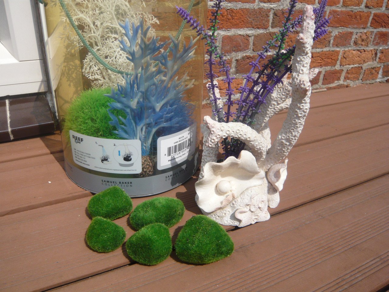 Aquarium ornament en kunst planten.