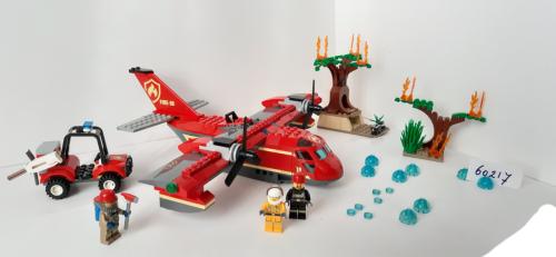 LEGO City 60217: Blusvliegtuig met auto en bomen