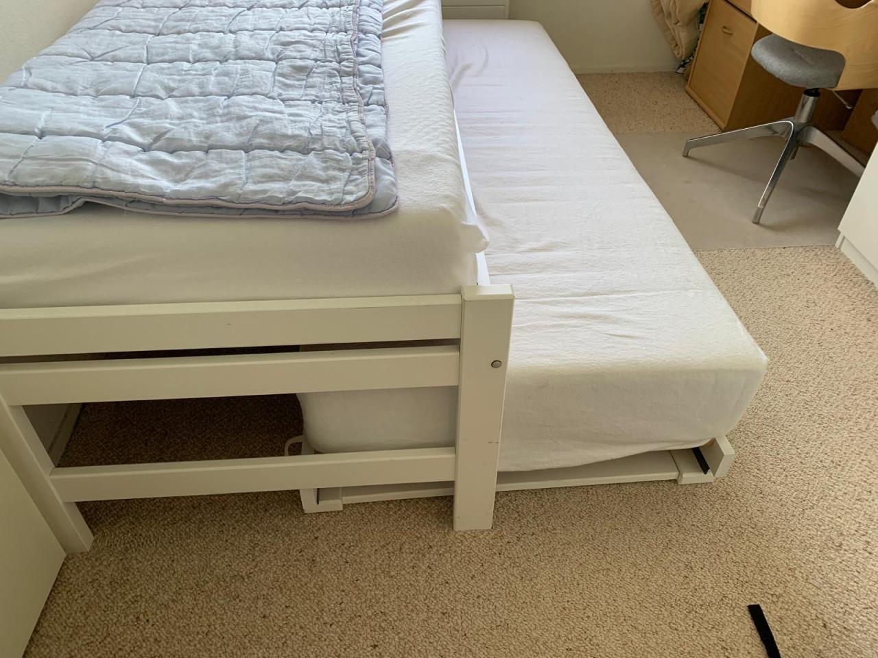 Logeer bed met onderschuif deel inclusief matras