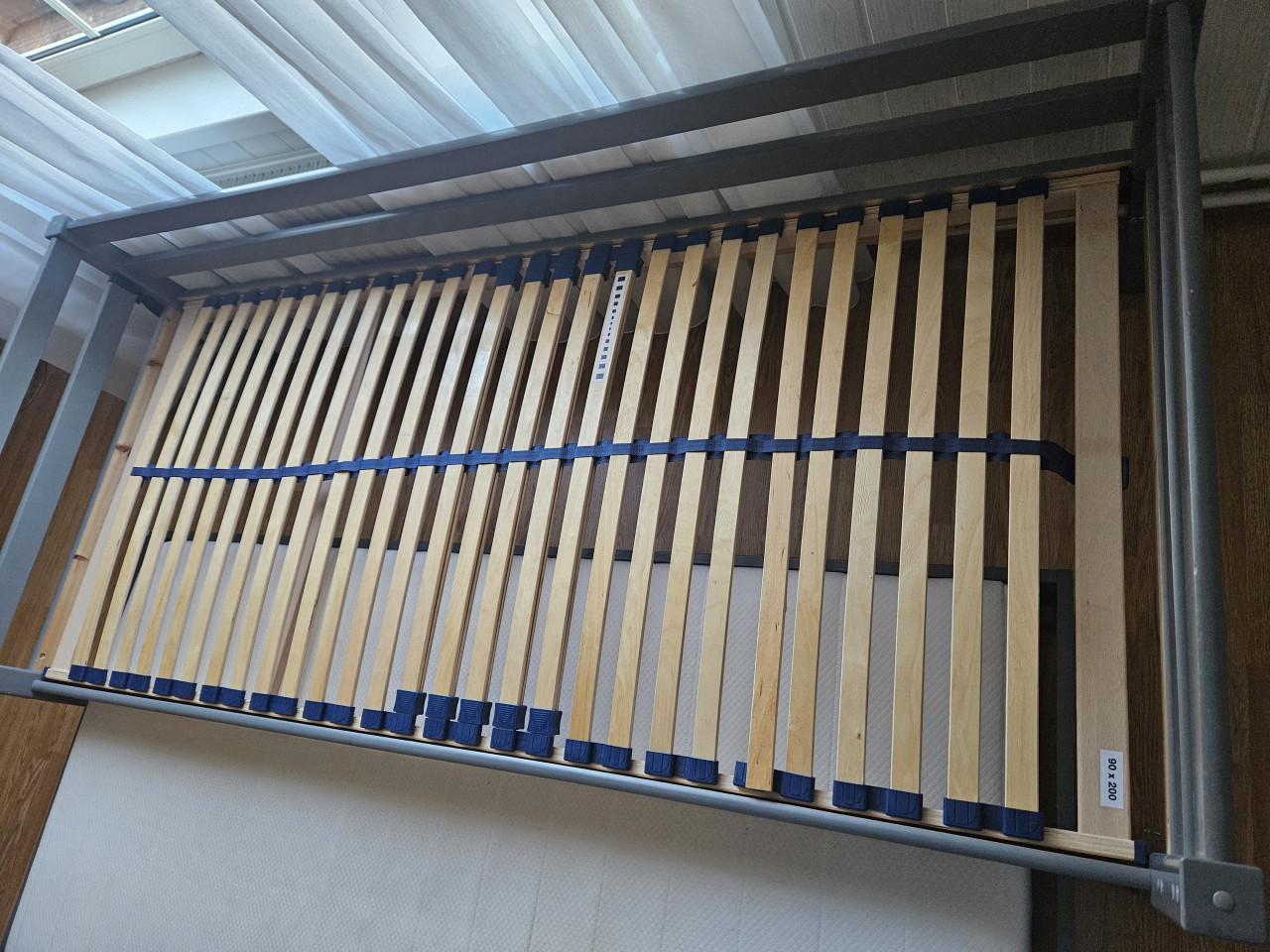 Bed bank met uitschuifbed