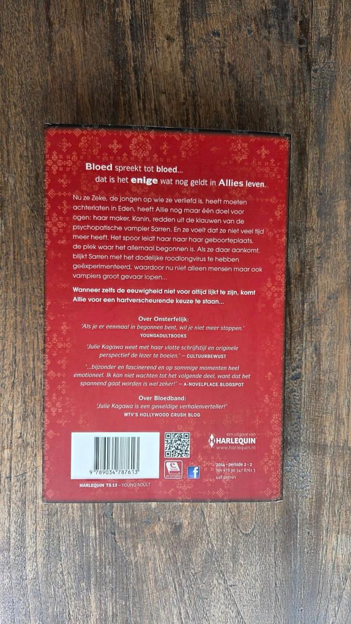 🌠 2 Young Adult paperbacks van Julie Kagawa. Fantasy. Blood of Eden