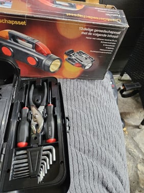 Nieuwe grote 12 volt auto zaklamp met oplader en gereedschap....