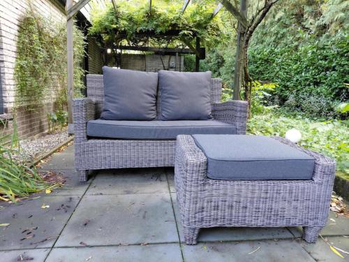 Loungebankje 2 pers. met hocker