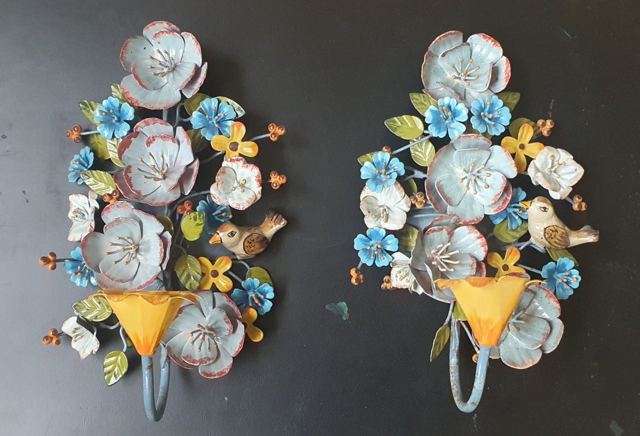 2 brocante/vintage metalen wandkandelaars