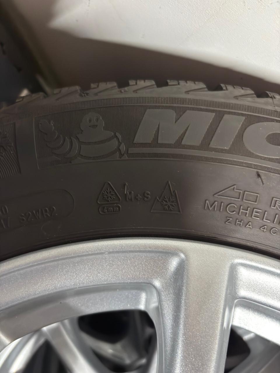 4 Lichtmetalen velgen met Michelin winterbanden