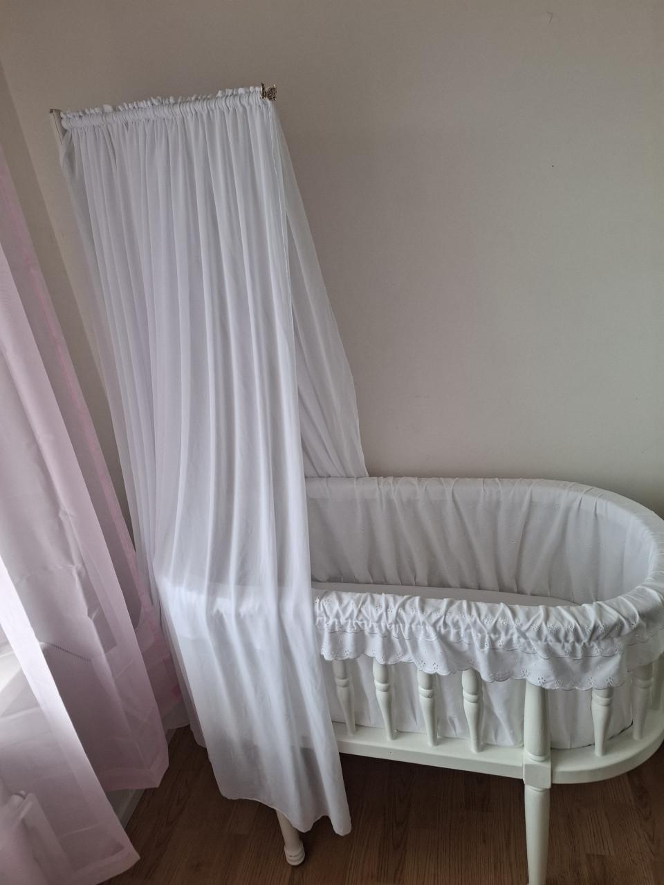 Handgemaakte wieg met hemeltje & nieuw matras