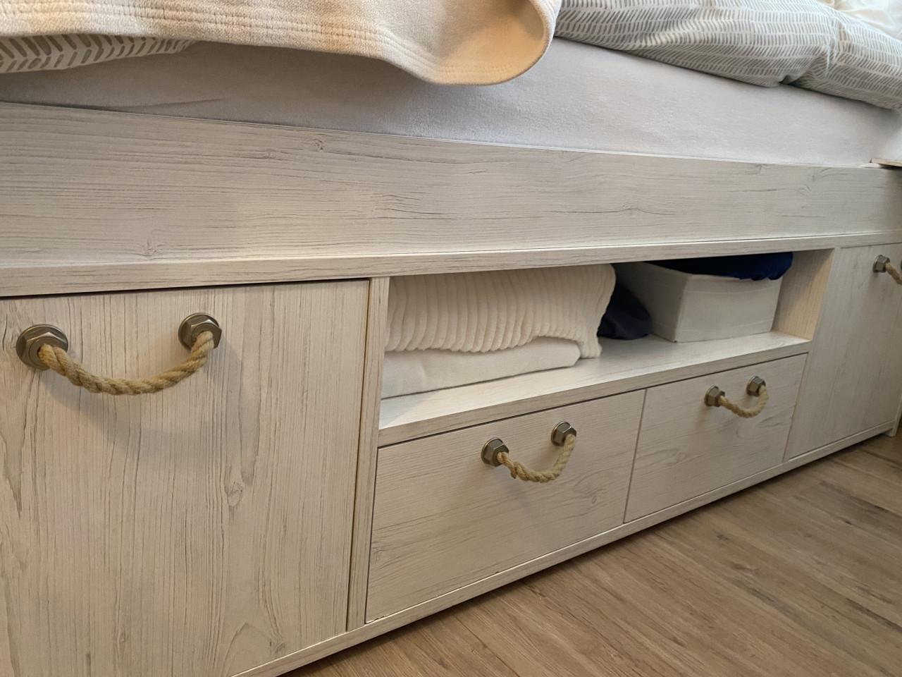 Eenpersoons ledikant met toebehoren