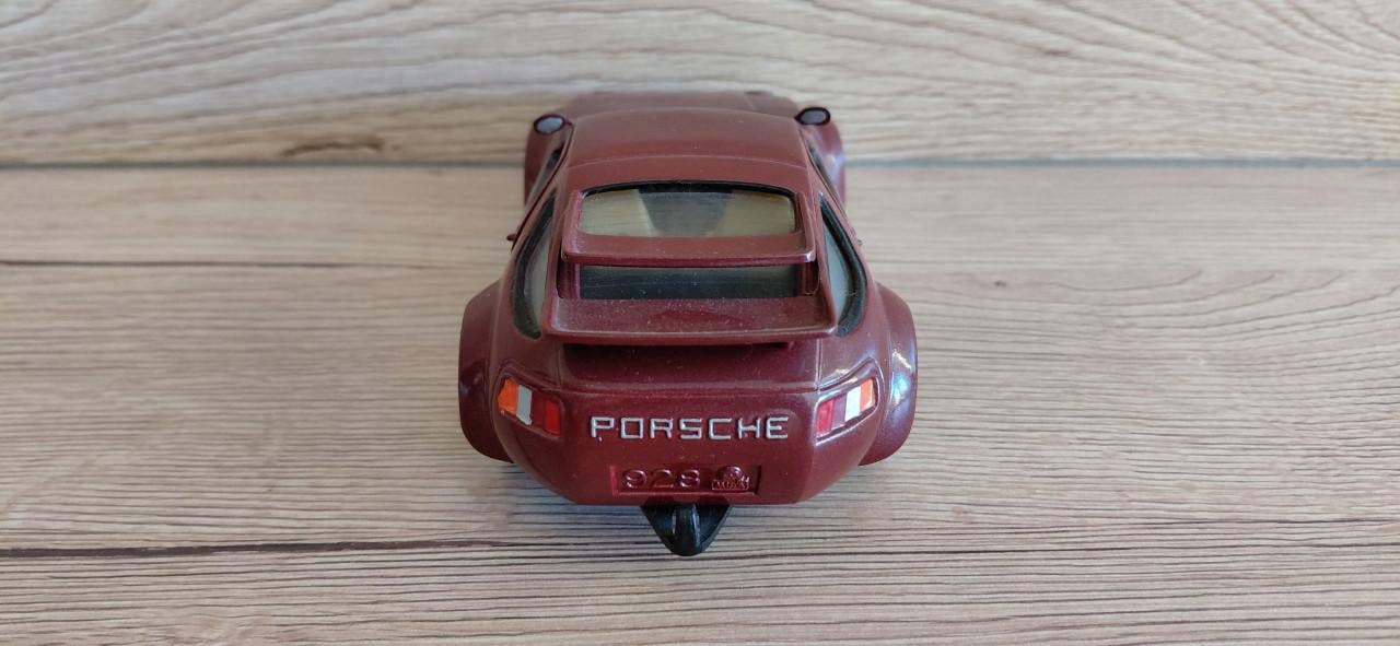 Porsche 928