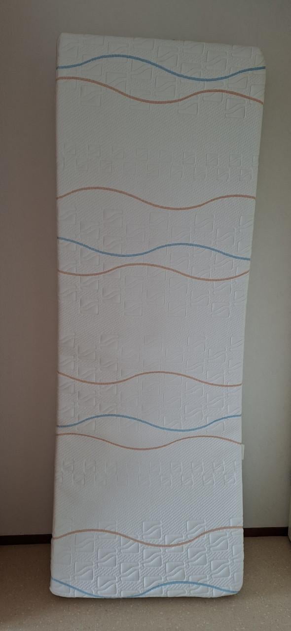Eenpersoons bed traagschuim 70cm br 2meter La 18 cm di