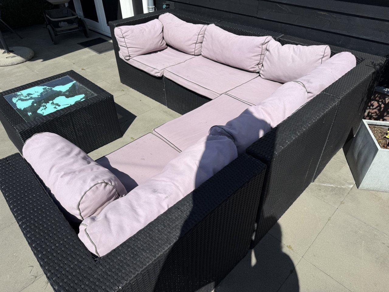 Loungeset - doorleefd, maar zit nog heerlijk voor een prikkie!