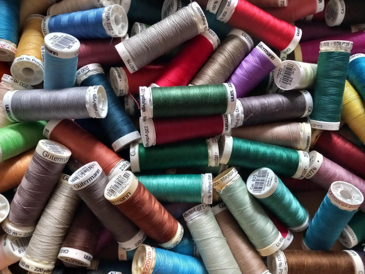 Naaigaren kast met 110 klossen naaigaren of een lege gutermann naaigaren