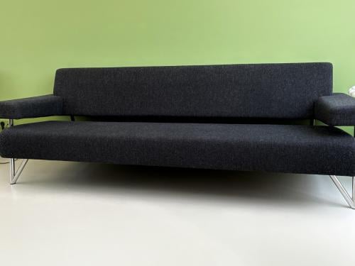 Bank, merk CLOAK. Kleur is antraciet