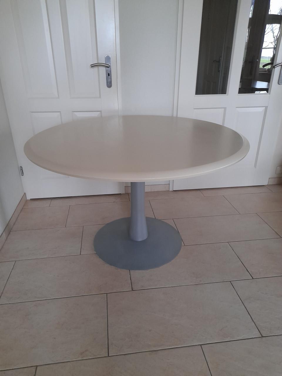 Stevige ronde tafel 120 x 72H (in goede nette staat )