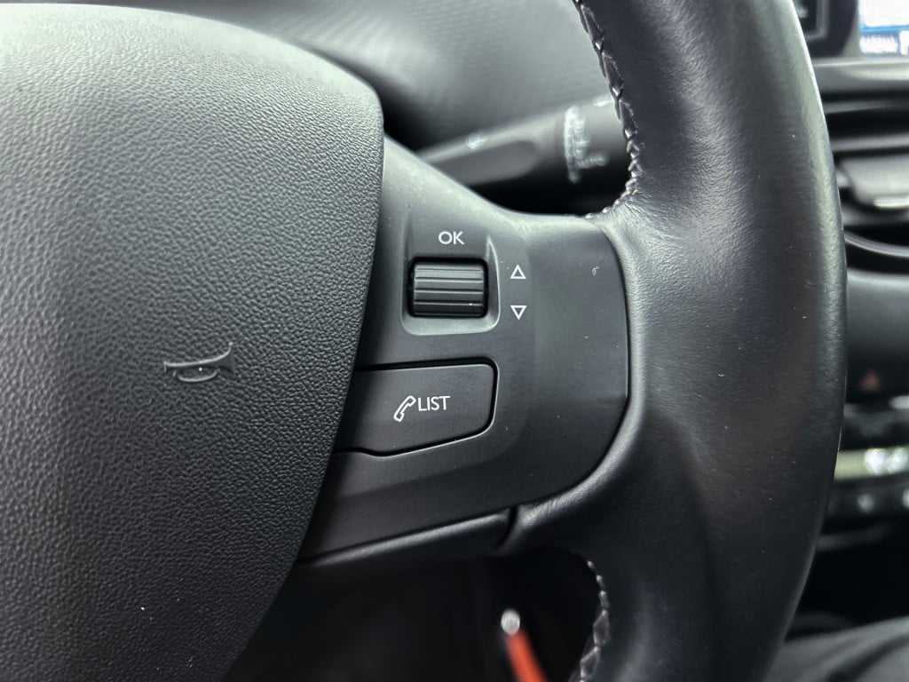 Peugeot 208 110pk automaat allure | rijklaar | panoramadak | navi | achteru