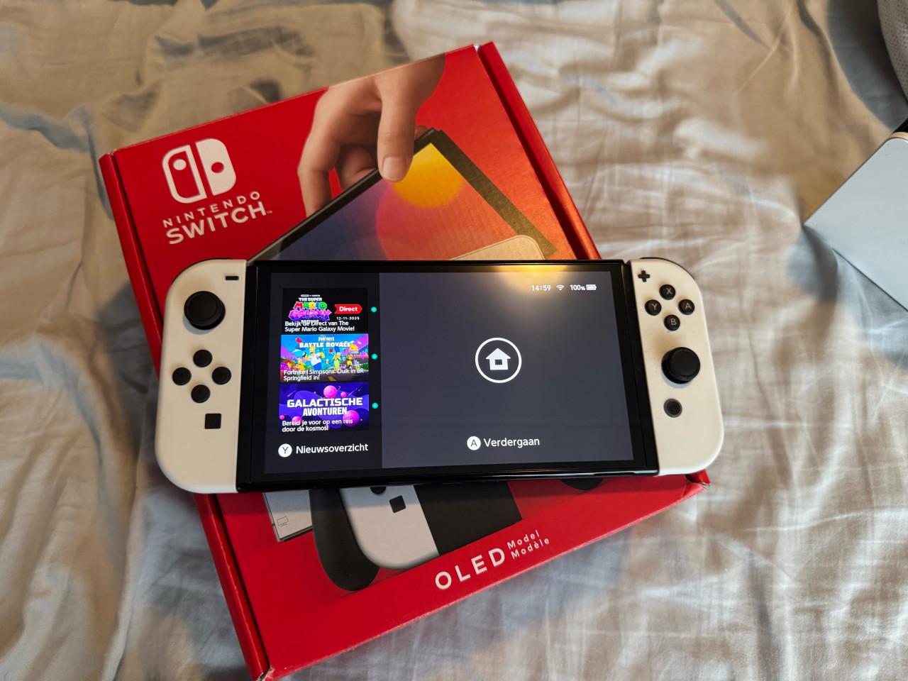 Nintendo Switch OLED + 6 Games - Nieuwstaat!