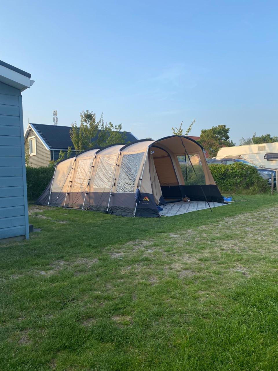 5 pers. tent, met tarp en karretje