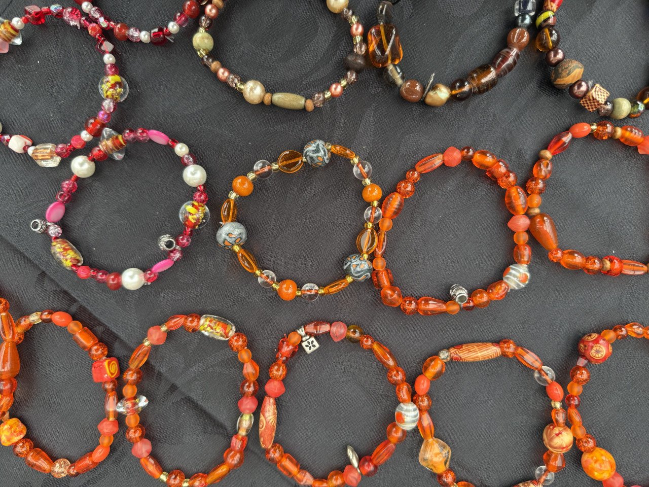 Armbandjes en Sleutelhangers. NIEUW met GLAZEN kralen. Passen altijd.