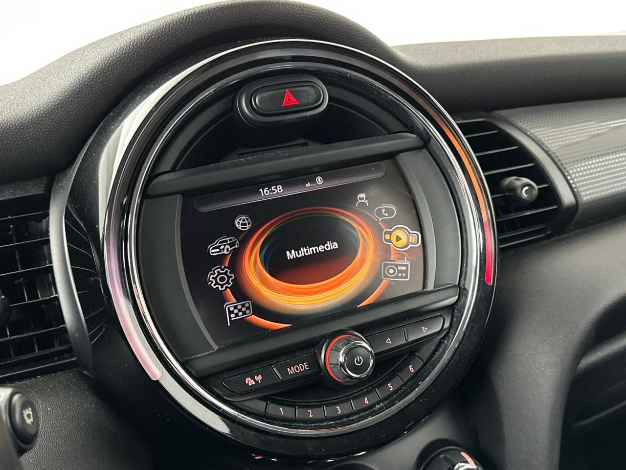 Mini Cooper 5 deurs in zeer nette staat in de kleur white-silver metalic