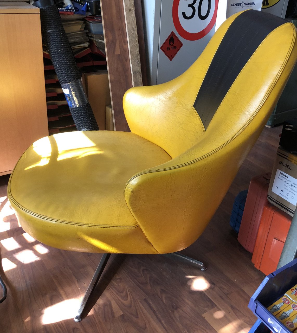 2 vintage draaifauteuil op metalen voet.