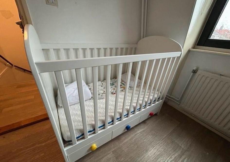 Ledikant (alles incl, matras enz)