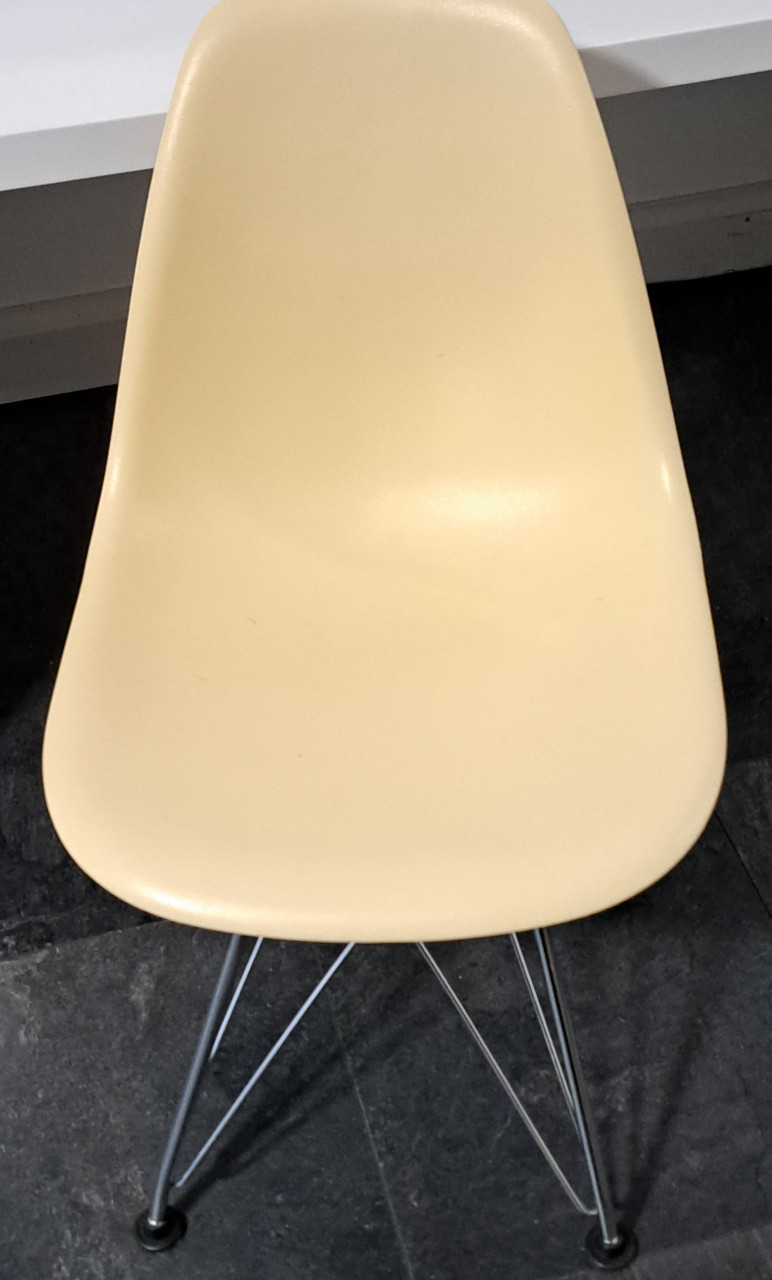 Kinderstoel Eames DSR Junior