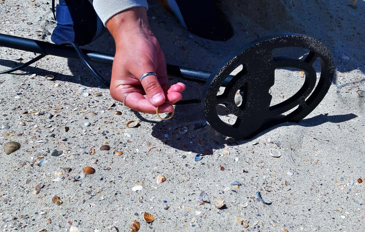 Metaaldetector activiteiten op strand