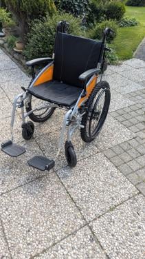 Rolstoel met duwondersteunjng