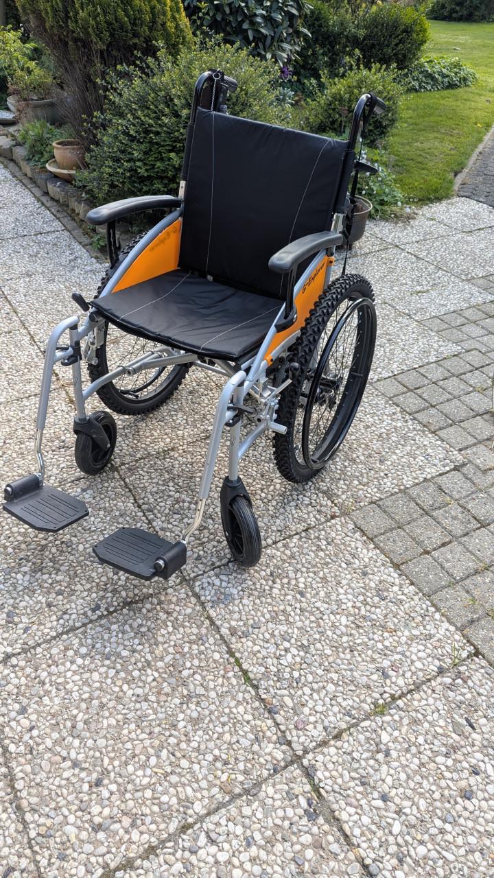 Rolstoel met duwondersteunjng