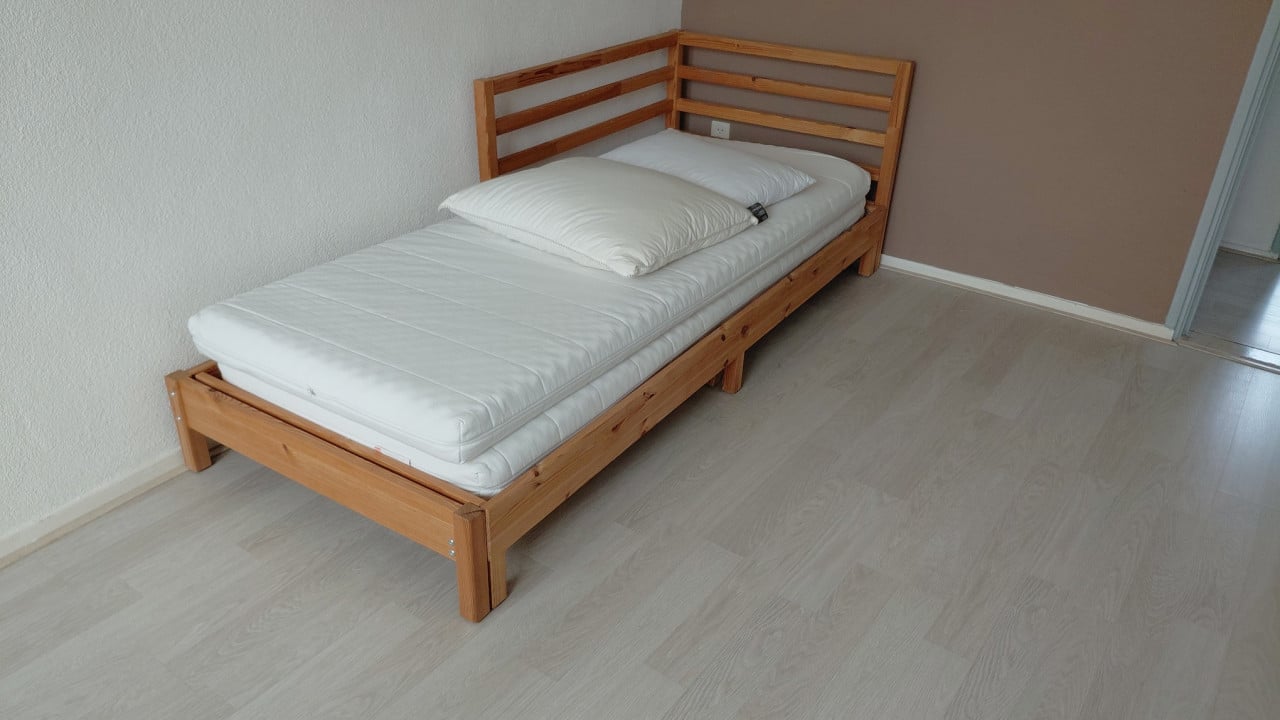 Gratis bank, bed, 2 stoelen, tafel