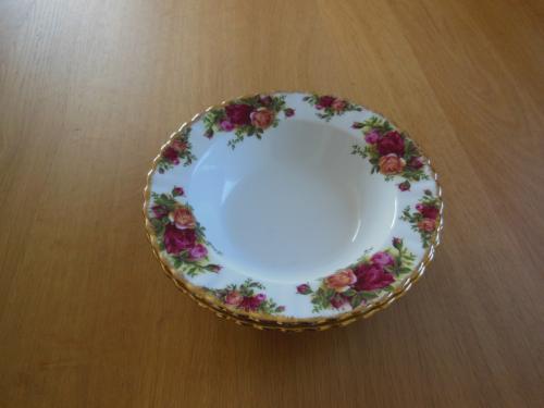 Diepe borden Royal Albert