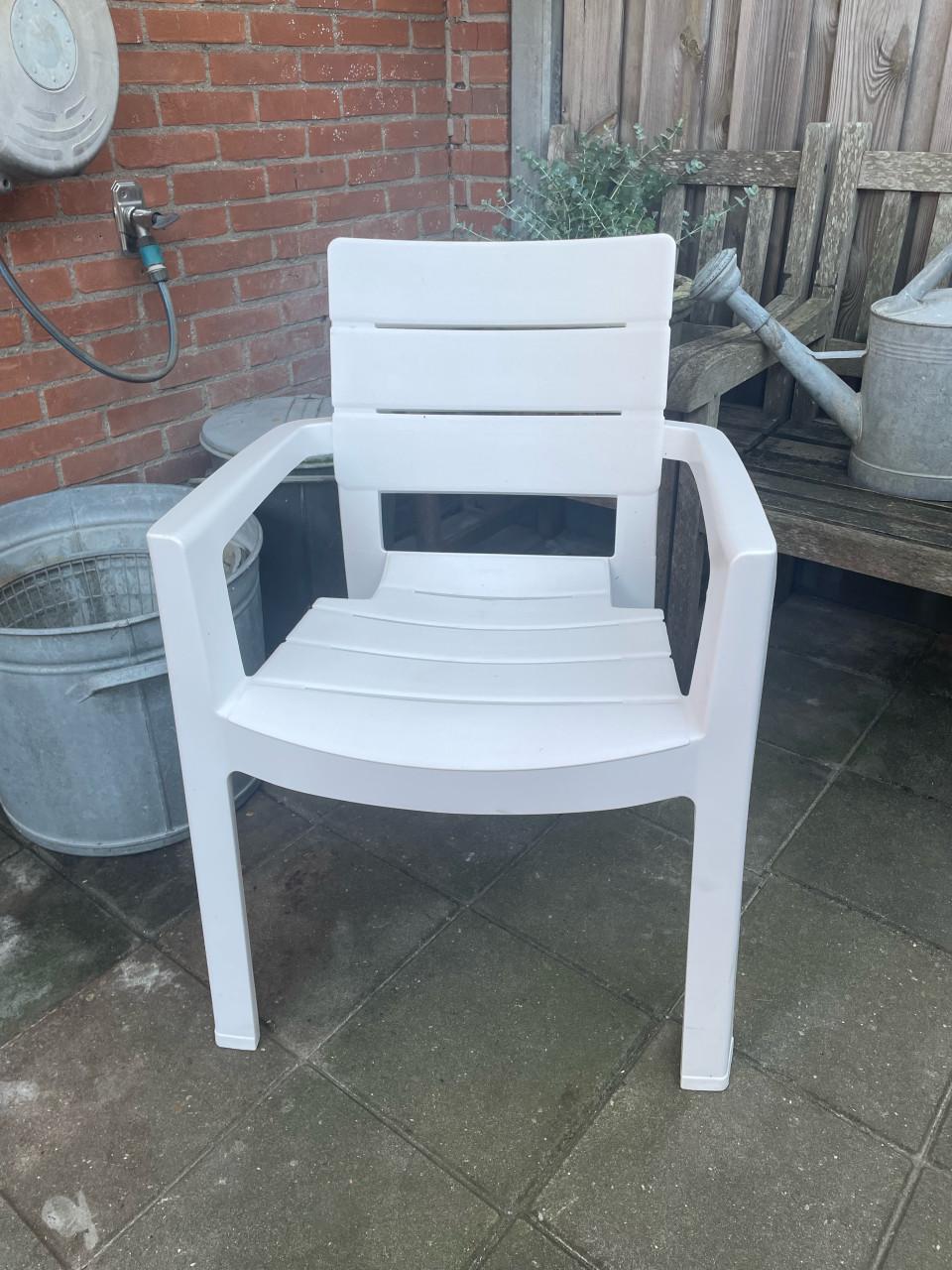 4 nette stapelstoelen
