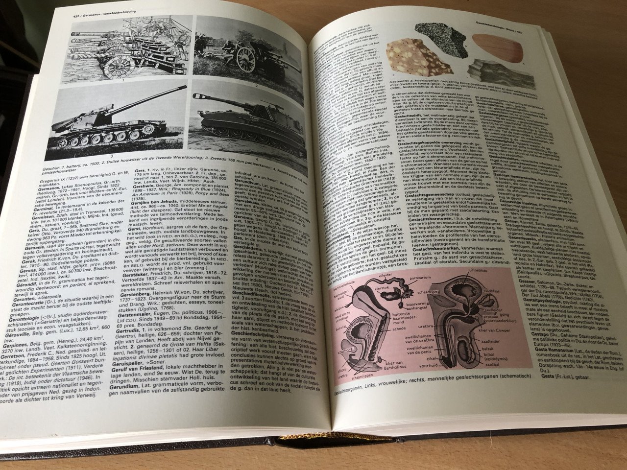 Te koop Oosthoek encyclopedieen.(z.g.a.n.).