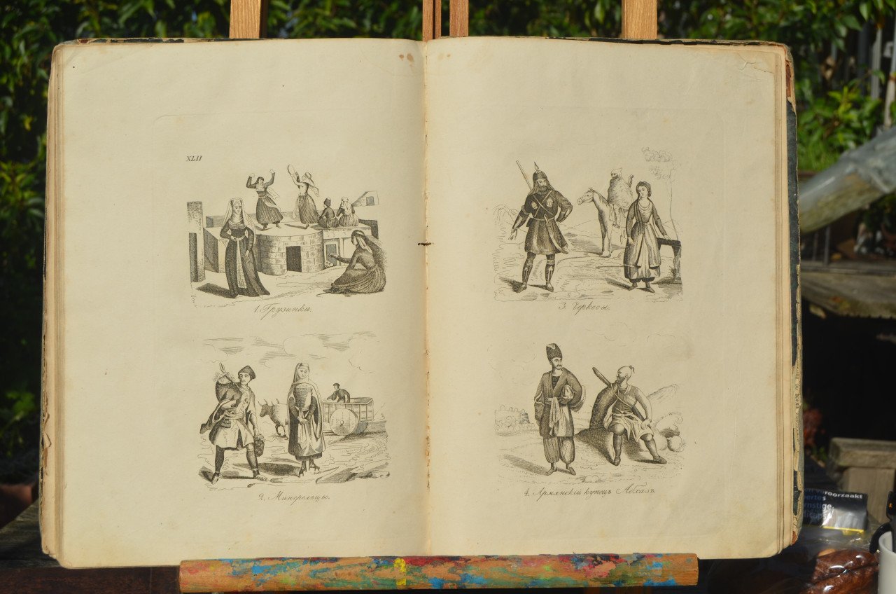 Oud boek met ill. over verschillende volkeren mog. Russisch