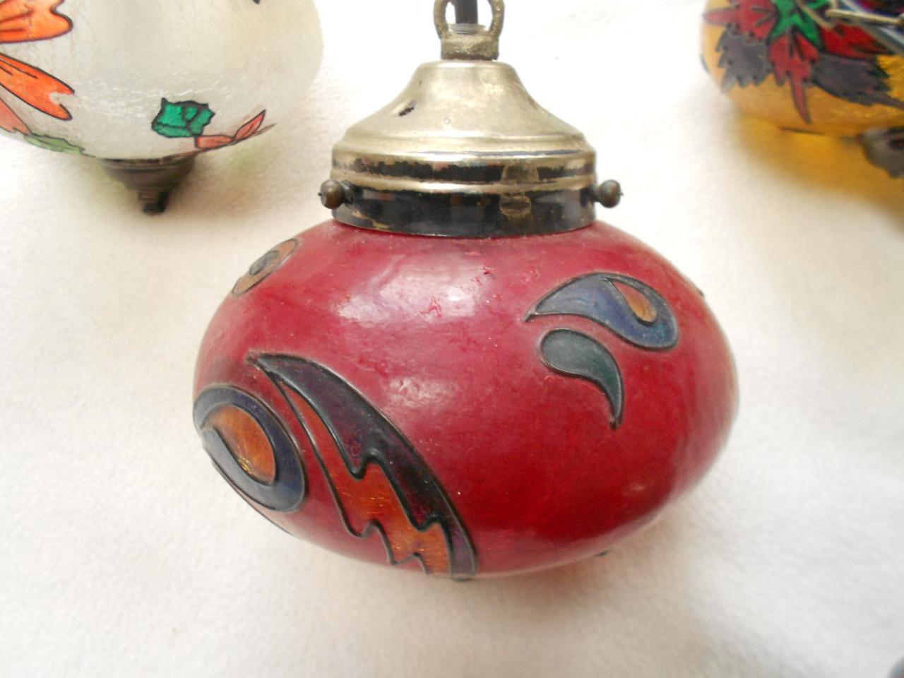 Vintage hanglamp met vijf glazen gekleurde bollen.