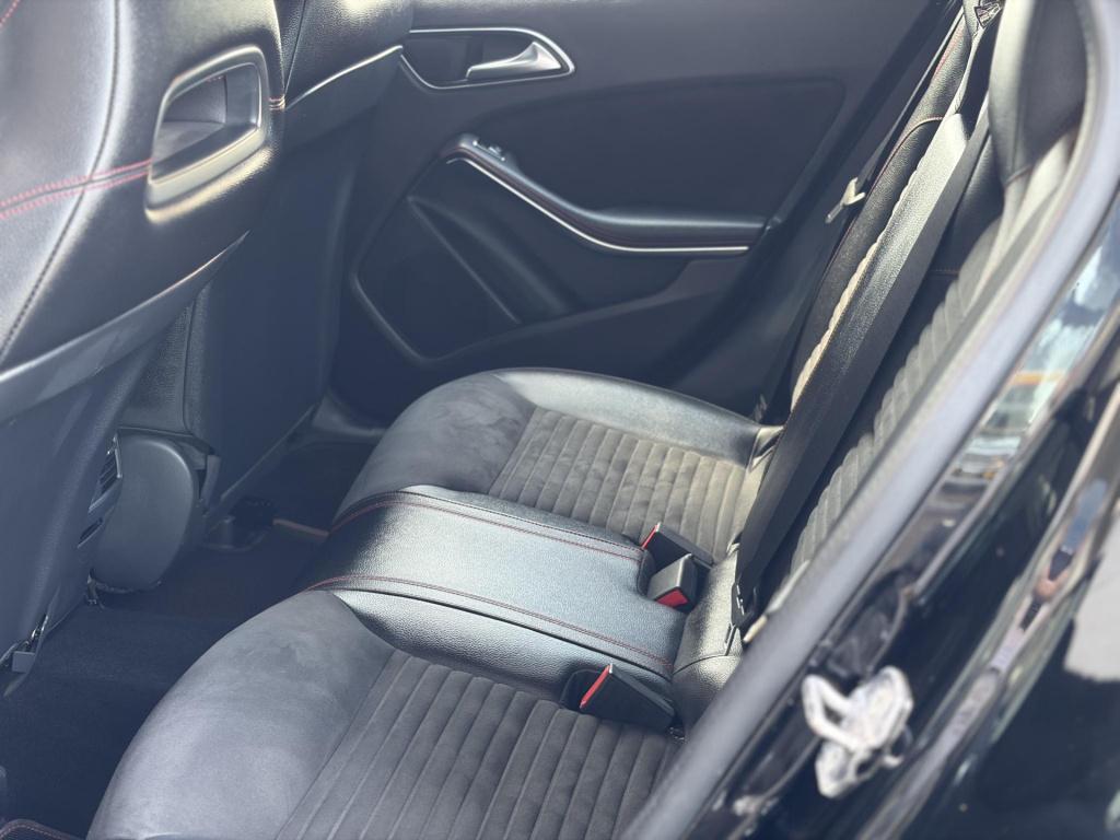 Mercedes-Benz Gla-klasse 180 business solution amg