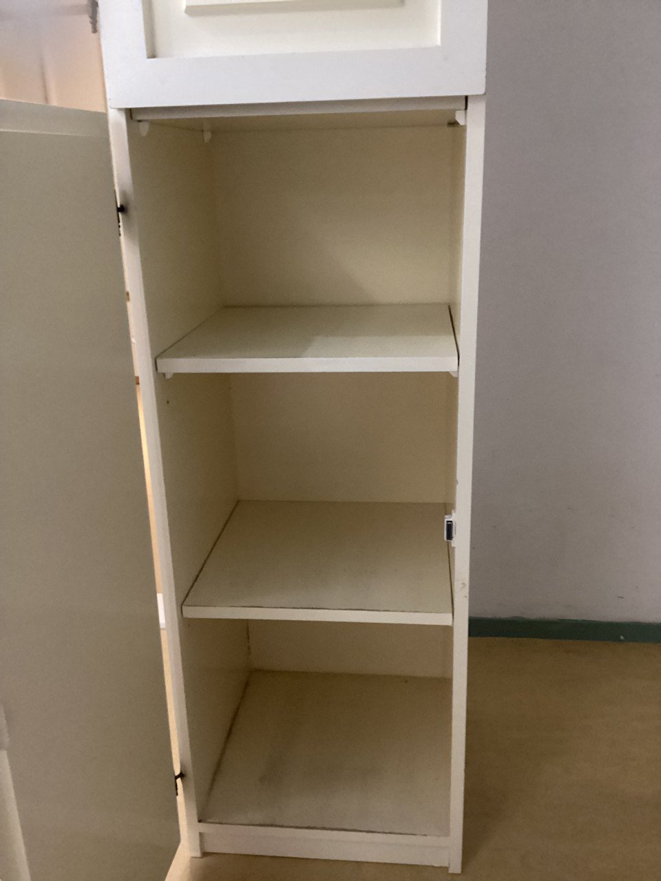 Hoge kast met paneeldeuren