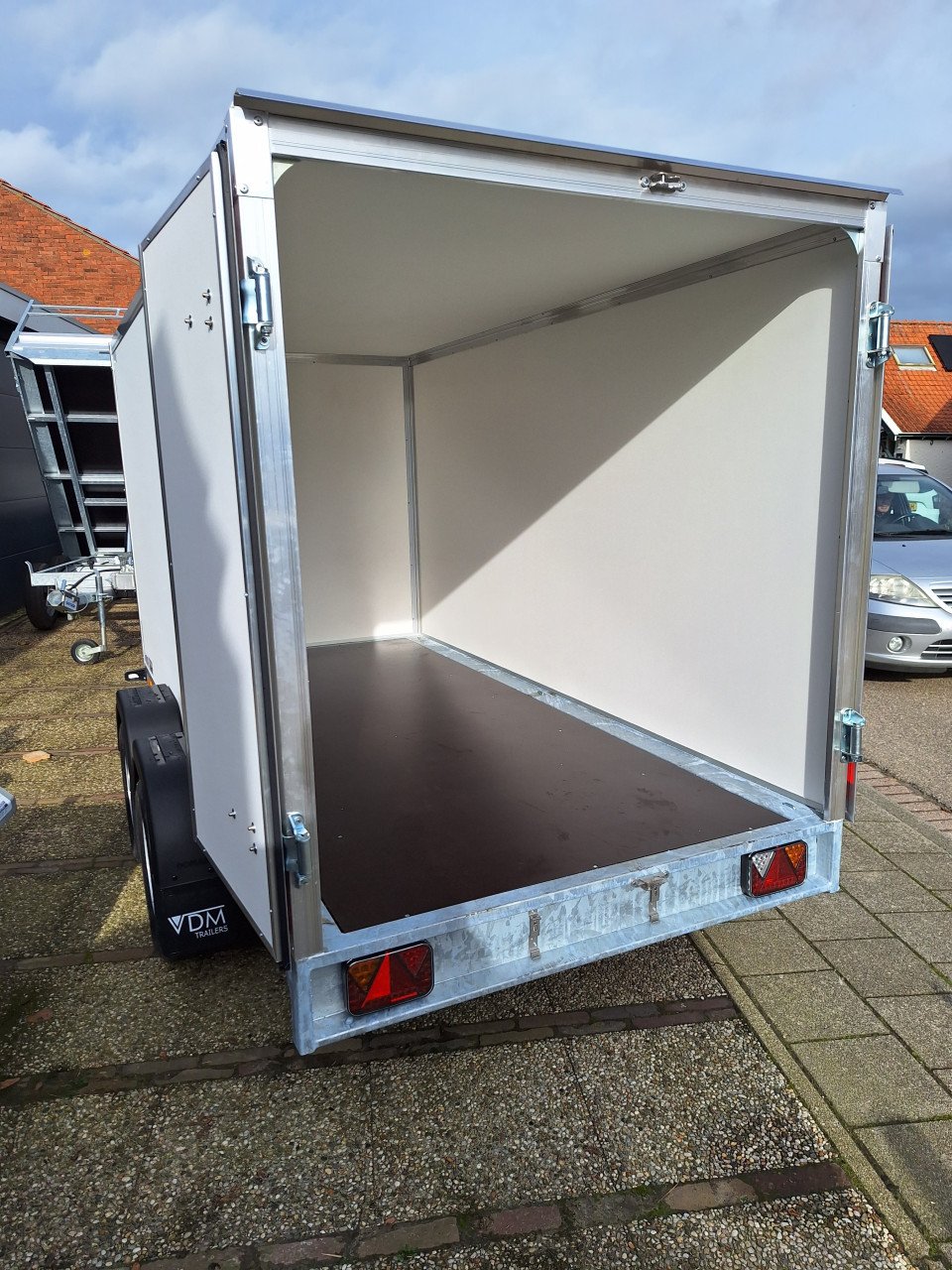 NIEUWE GESLOTEN AANHANGWAGENS