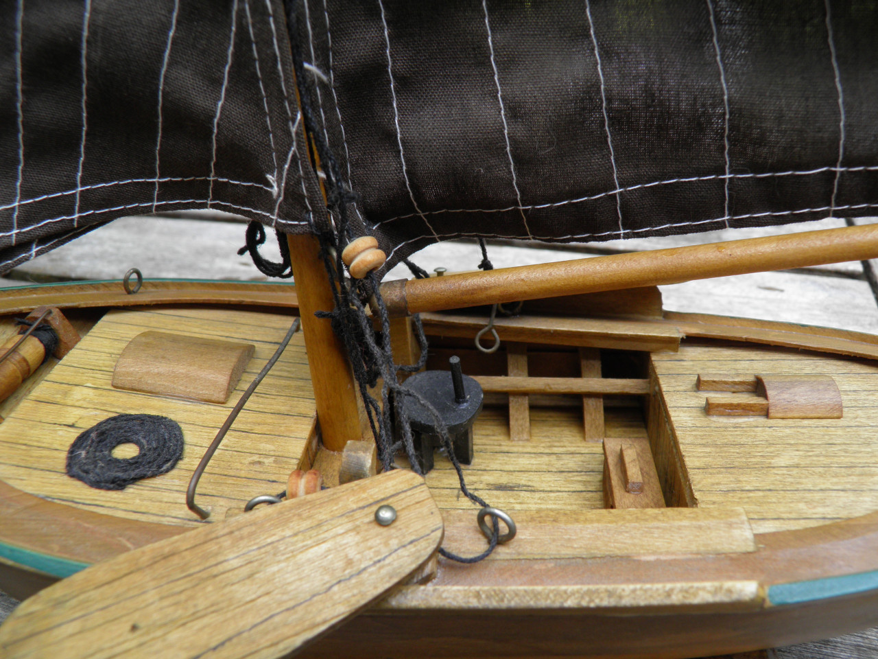 Bootje ongeveer 30 bij 30 cm hout