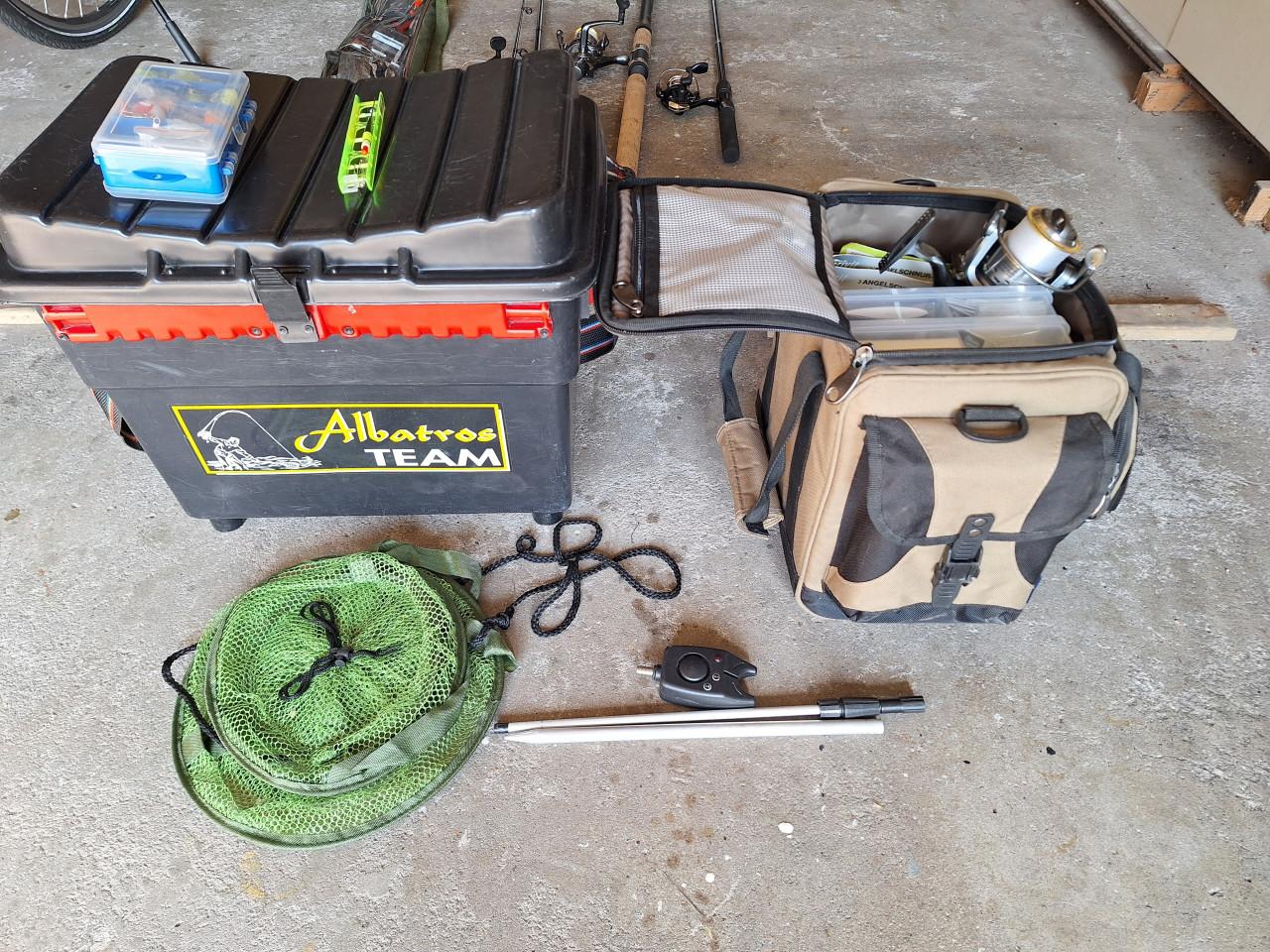 Compleet hengelset met o.a. 4 hengels met molens.