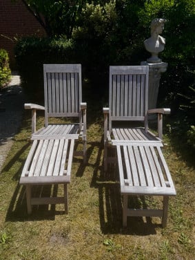 2 Deck chairs