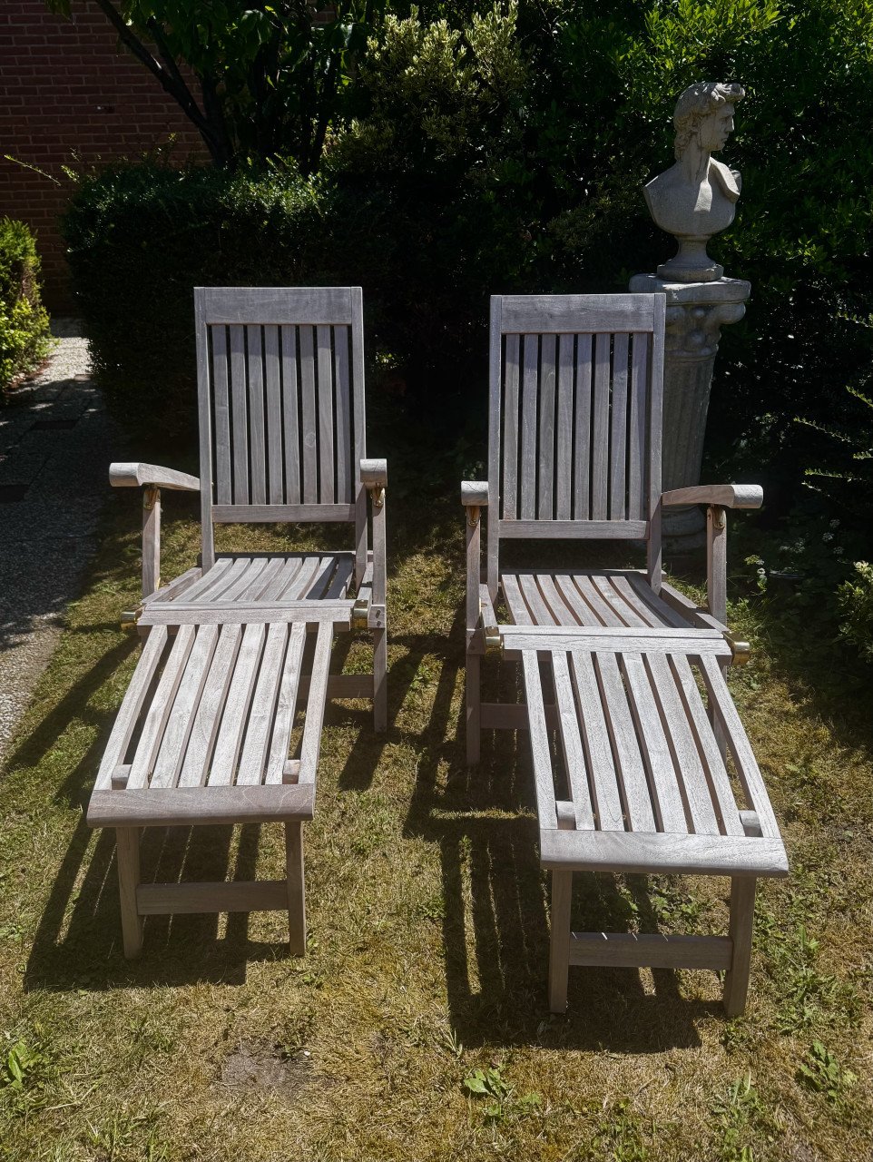 2 Deck chairs