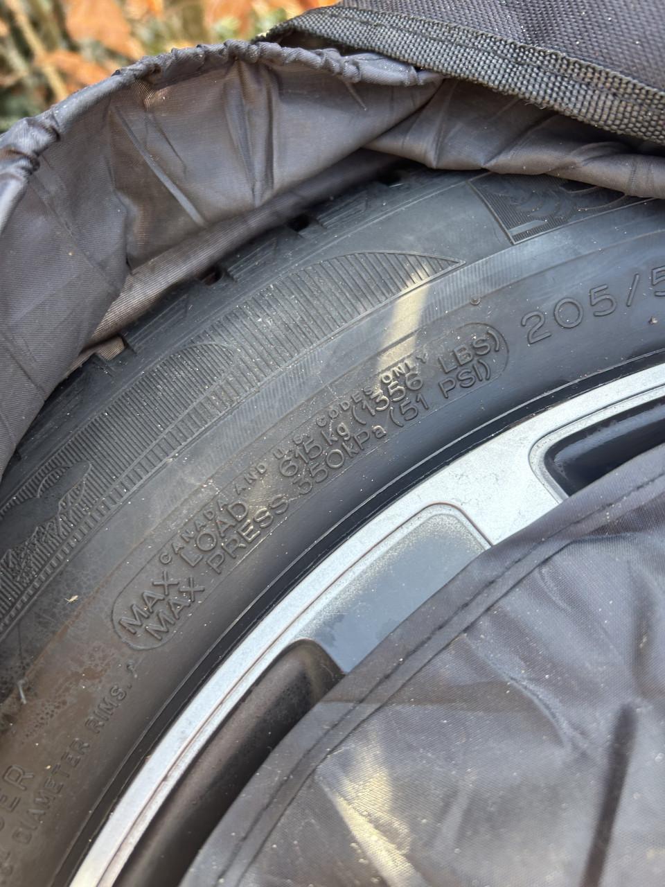 Winterbanden Michelin met velgen en hoezen